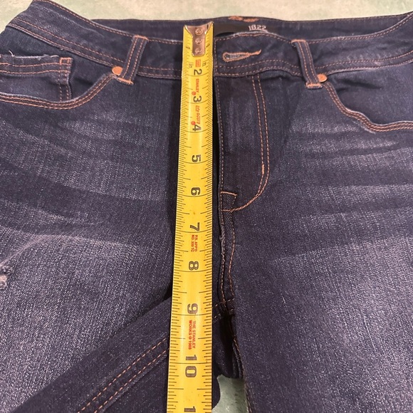 Women's Distressed 1822 Denim Shorts - Picture 9 of 10